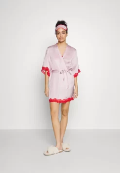 Anna Field 4 Piece Gift Set - Pyjama - Red/Pink -Anna Field 097fe8a7b06145aa96d63a3ca814d5c8 scaled