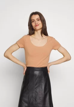 Anna Field 3 Pack - T-Shirt Basique - White/Camel/Black 11 Anna Field 3 Pack - T-Shirt Basique - White/Camel/Black -Anna Field 1899c4648410408eb69cb60c3e22ef8a scaled