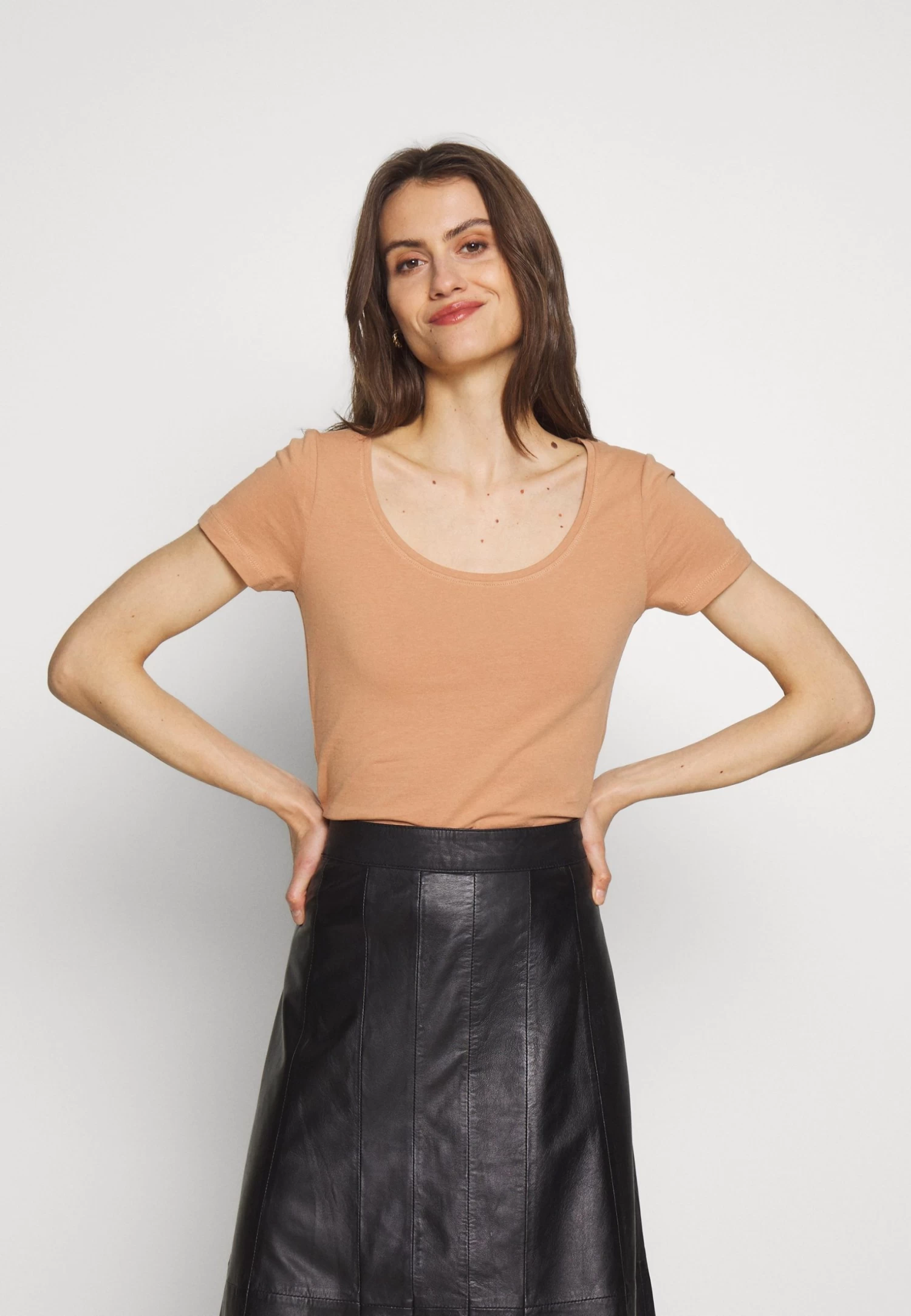 Anna Field 3 Pack - T-Shirt Basique - White/Camel/Black 5 Anna Field 3 Pack - T-Shirt Basique - White/Camel/Black – Image 5