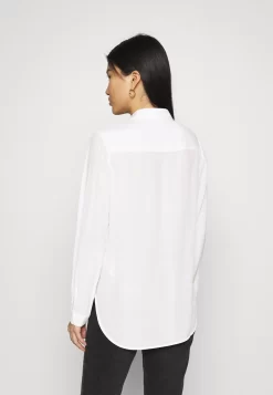 Anna Field Basic Blouse With Front Pockets - Chemisier - Offwhite -Anna Field 25b2dcdd81114e48bf79bfc23d5bd020 scaled