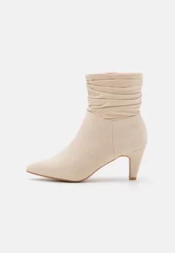 Anna Field -Anna Field 2d55b6b1e0714e65ae9d621eb4a0634a scaled