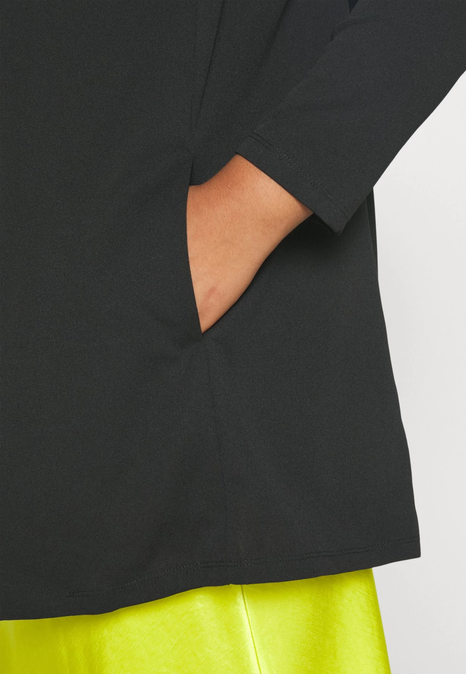 Manteau Court - Black 8 Manteau Court - Black – Image 8