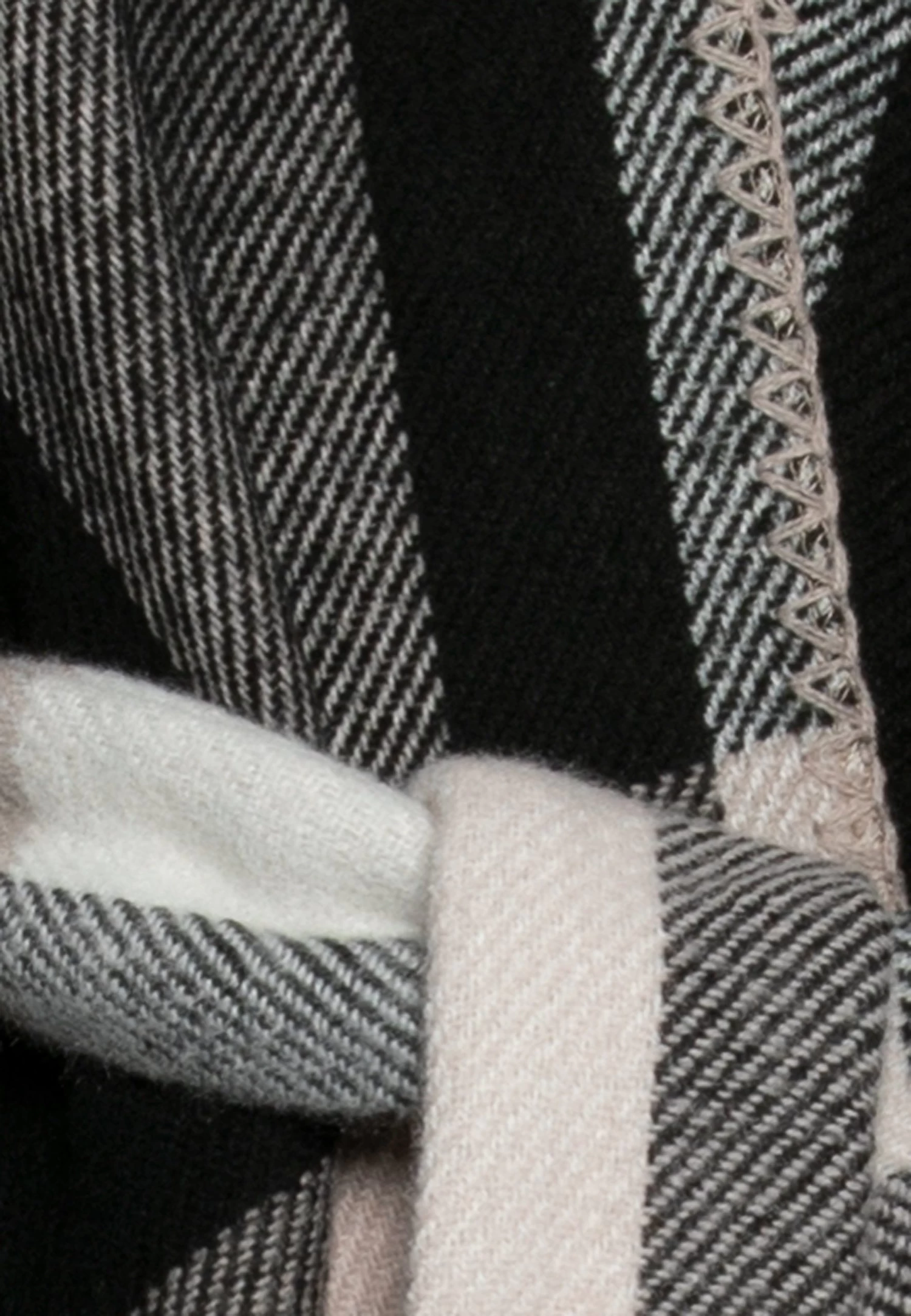 Anna Field Cape - Black/White 3 Anna Field Cape - Black/White – Image 3